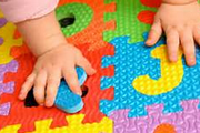 immagine di mani di bambino su tappeto colorato
