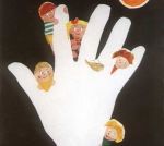 mano con bambini stilizzati che si arrampicano sulle dita