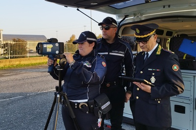 Foto vigili mentre usano tlelaser