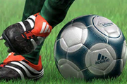immagine di piedi e pallone da calcio