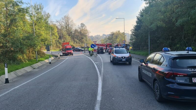 Foto dei mezzi di soccorso sul posto