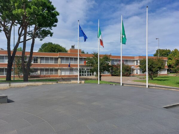 Il Municipio visto da Piazzale Aldo Moro